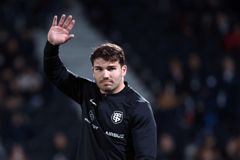 « Il ne faut pas tomber dans le Dupont bashing » : Le cas Antoine Dupont montre un paradoxe du rugby français, il veut des stars, mais supporte mal leur lumière