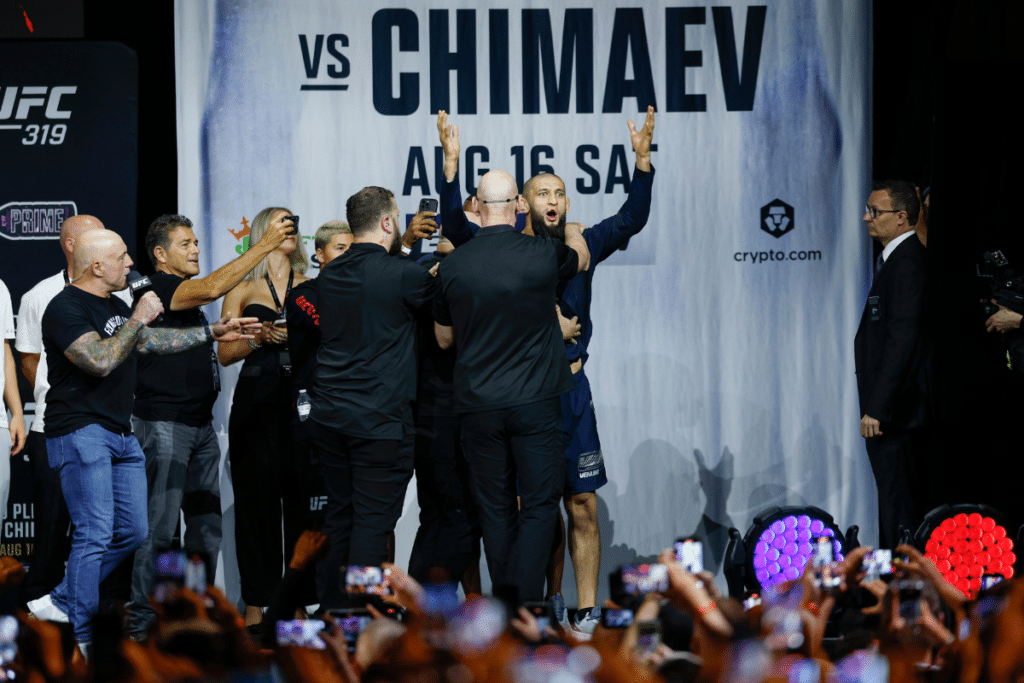 « Je vais te finir vite » : Chimaev défie Pereira pour un duel historique à l’UFC White House