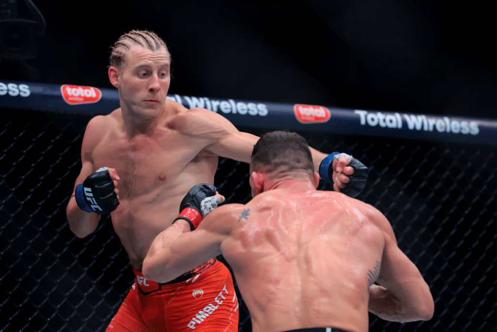 “Je vais le terminer debout” : Pimblett prévient Gaethje avant l’UFC 324