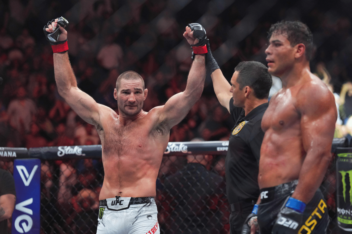 Sean Strickland (gants rouges) célèbre sa victoire contre Paulo Costa (gants bleus)