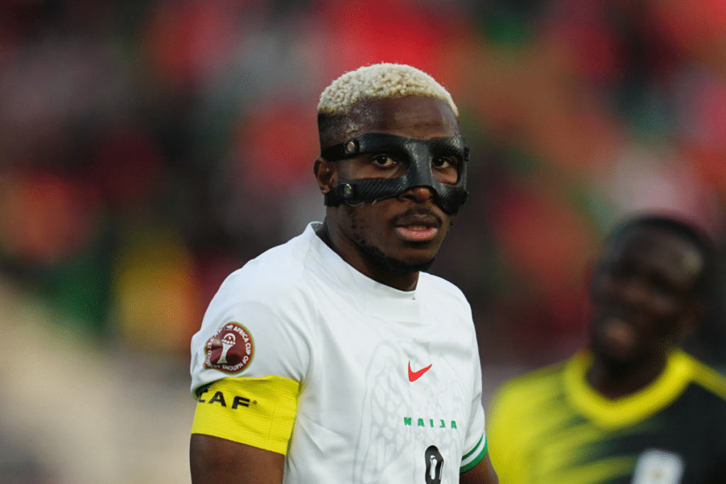 CAN 2025 : Osimhen marque un doublé… puis s’en prend violemment à Lookman