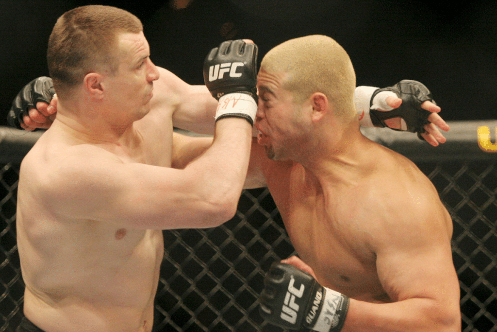 « La plus grande arnaque du MMA » : le système derrière le double titre de Conor McGregor pointé du doigt