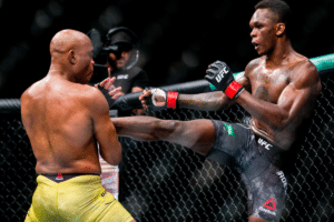 Israel Adesanya (à droite)