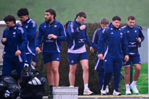 Joshua Brennan, Julien Marchand, Gabin Villere, Sacha Zégueur, Matthieu Jalibert et Hugo Auradou, tous trois de l'équipe de France, lors de l'entraînement de l'équipe de France