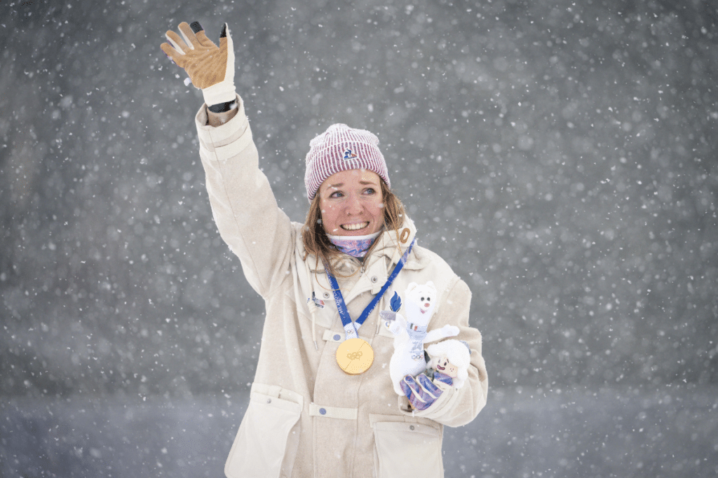 « Elle est au-dessus du lot » : Océane Michelon renverse tout et s’offre la mass-start des JO