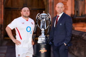 Steve Borthwick, sélectionneur de l'équipe d'Angleterre, et Jamie George lors du lancement du Tournoi des Six Nations masculin