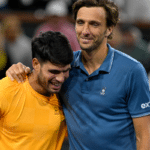 Carlos Alcaraz (ESP) est félicité par Arthur Rinderknech (FRA)