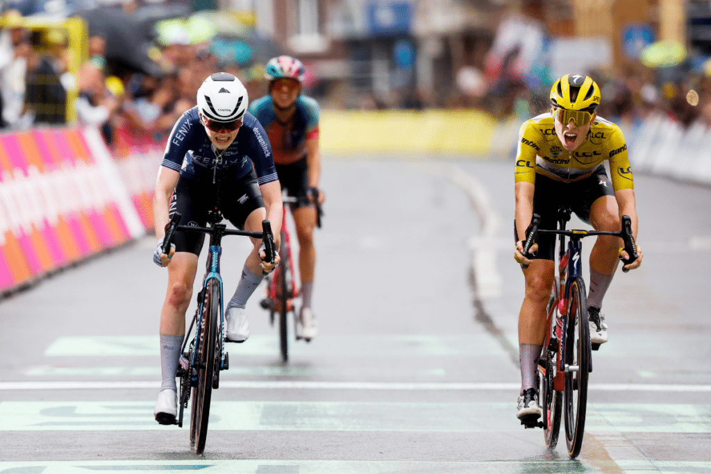LIÈGE – Puck Pieterse (à gauche) remporte la quatrième étape du Tour de France Femmes, reliant Valkenburg à Liège, face à Demi Vollering (à droite)