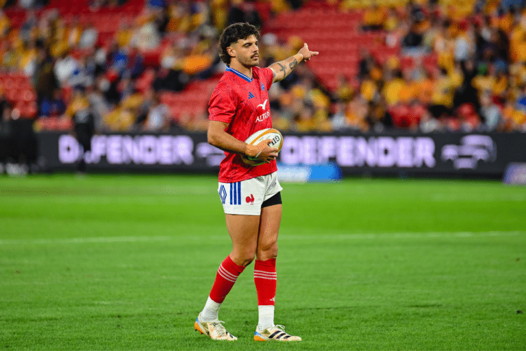 Avec Jalibert derrière lui, Ntamack découvre une formule qui peut peser dans les choix du XV de France