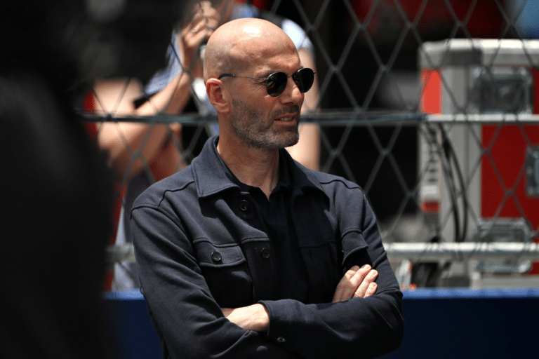 Zidane retrouve un banc après cinq ans d’attente, mais les Bleus ne lui offrent aucun retour tranquille