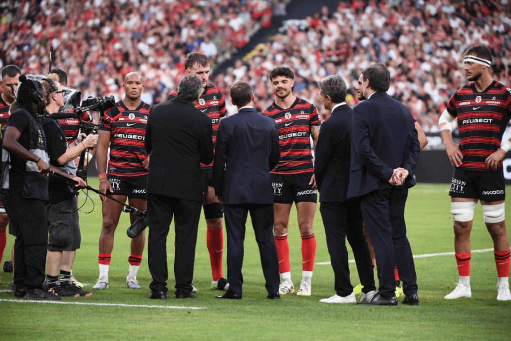 Florian GRILL, president of French Rugby Federation , Yann ROUBERT, President of LNR, Emmanuel MACRON President of France Romain NTAMACK of Toulouse , Joshua BRENNAN of Toulouse, Alexandre ROUMAT , Teddy THOMAS of Toulouse