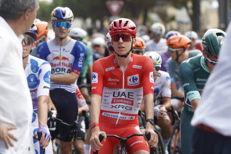 Le maillot rouge devait placer Pogacar au centre de la Vuelta, une interview l’a surtout placé au centre d’un scandale