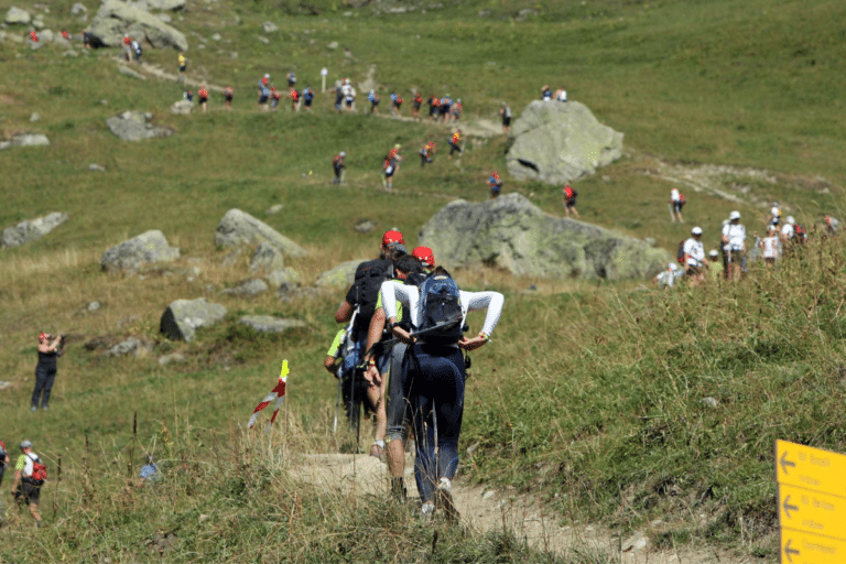 174 km, trois pays et presque 10 000 m de dénivelé : l’UTMB reste le piège ultime du trail et deux favoris sont forfaits