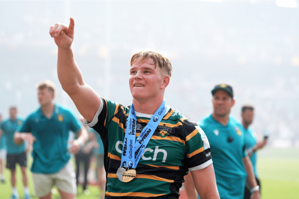 À un an de la Coupe du monde, Henry Pollock choisit la stabilité et laisse le Top 14 sur sa faim