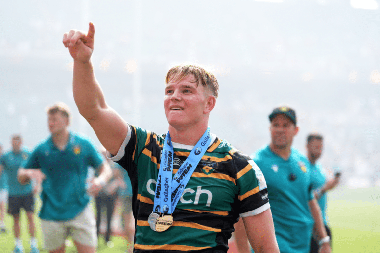 À un an de la Coupe du monde, Henry Pollock choisit la stabilité et laisse le Top 14 sur sa faim