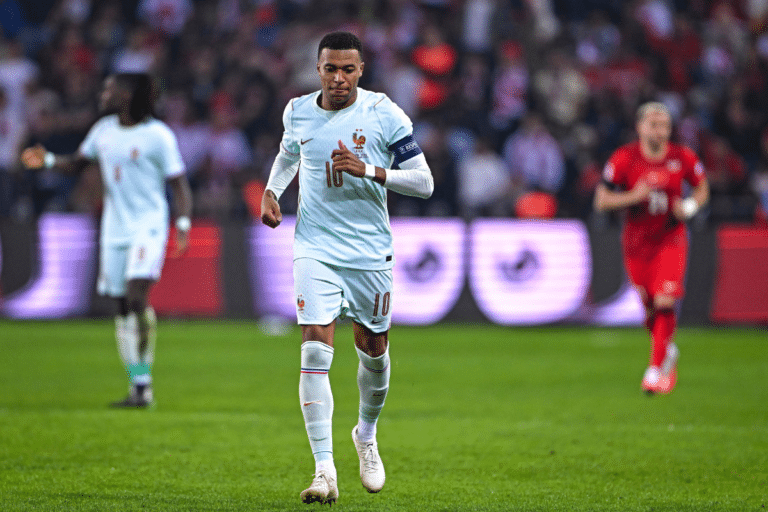 « A l&rsquo;extérieur, je te défendrai, mais ici, non » : le savon de Mourinho à Mbappé qui en dit long sur l&rsquo;ambiance au Real Madrid